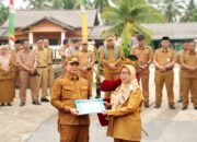 Bupati Ketapang Alexander Wilyo, S.STP., M.Si., membuka kegiatan sekaligus menyerahkan secara simbolis bantuan digitalisasi pembelajaran Tahun 2026