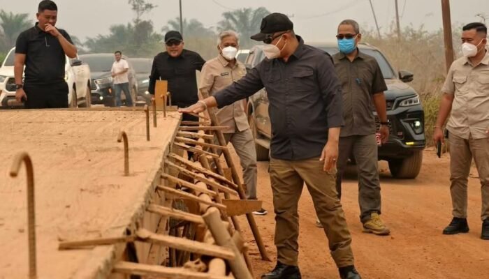 Bupati Alexsander Wilyo cek Langsung Pembangunan Ruas Jalan Pelang Kepuluk Capai 85 Persen dan Ditargetkan Rampung 100 Persen