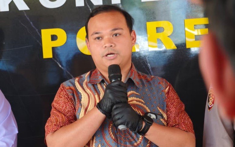Petugas kepolisian menunjukkan barang bukti kasus penggelapan uang umrah di Mapolres Ngawi.