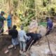 Anggota TNI bersama warga gotong royong membangun Jembatan Perintis Garuda di Ponorogo.