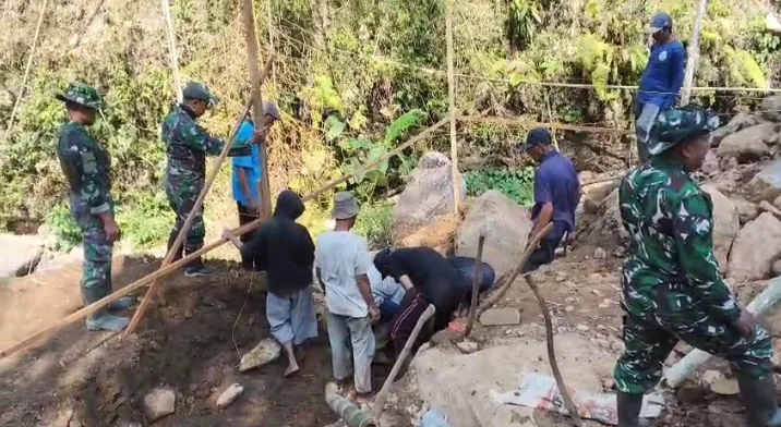 Anggota TNI bersama warga gotong royong membangun Jembatan Perintis Garuda di Ponorogo.