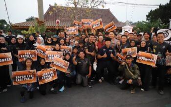 Ratusan warga dan tukang becak mengantar kepergian AKBP Erik Bangun Prakasa di Magetan.