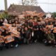 Ratusan warga dan tukang becak mengantar kepergian AKBP Erik Bangun Prakasa di Magetan.