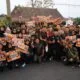 Ratusan warga dan tukang becak mengantar kepergian AKBP Erik Bangun Prakasa di Magetan.