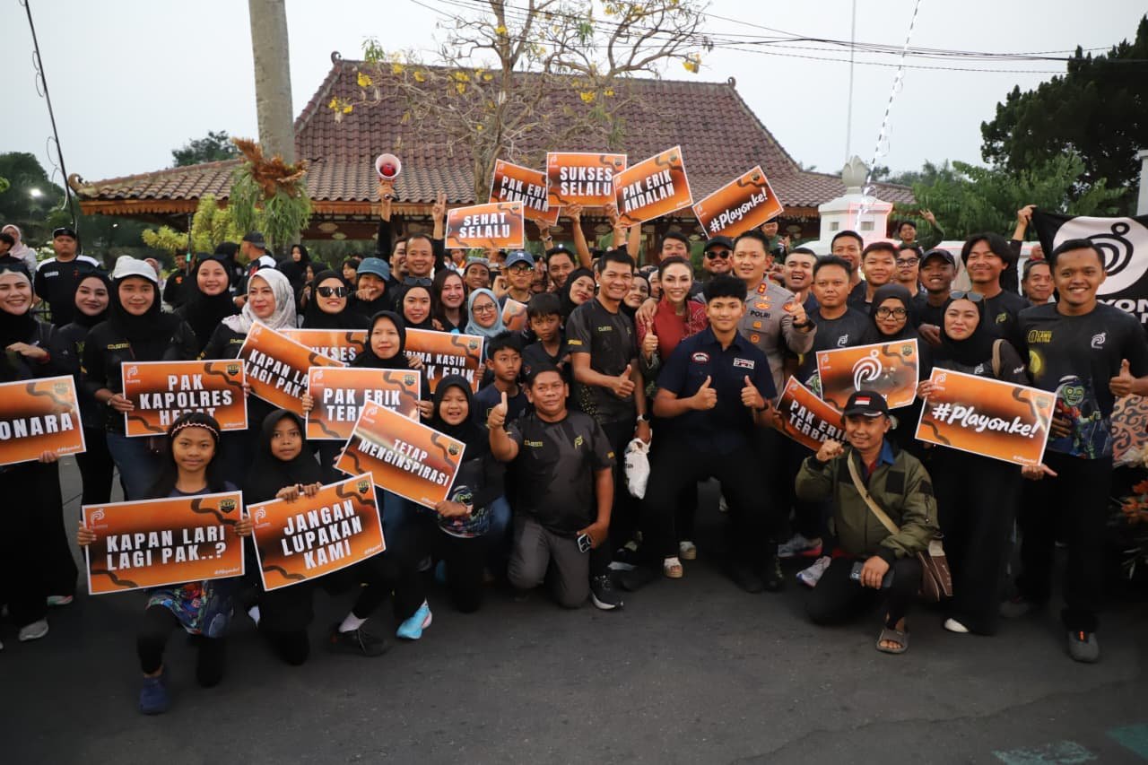 Ratusan warga dan tukang becak mengantar kepergian AKBP Erik Bangun Prakasa di Magetan.