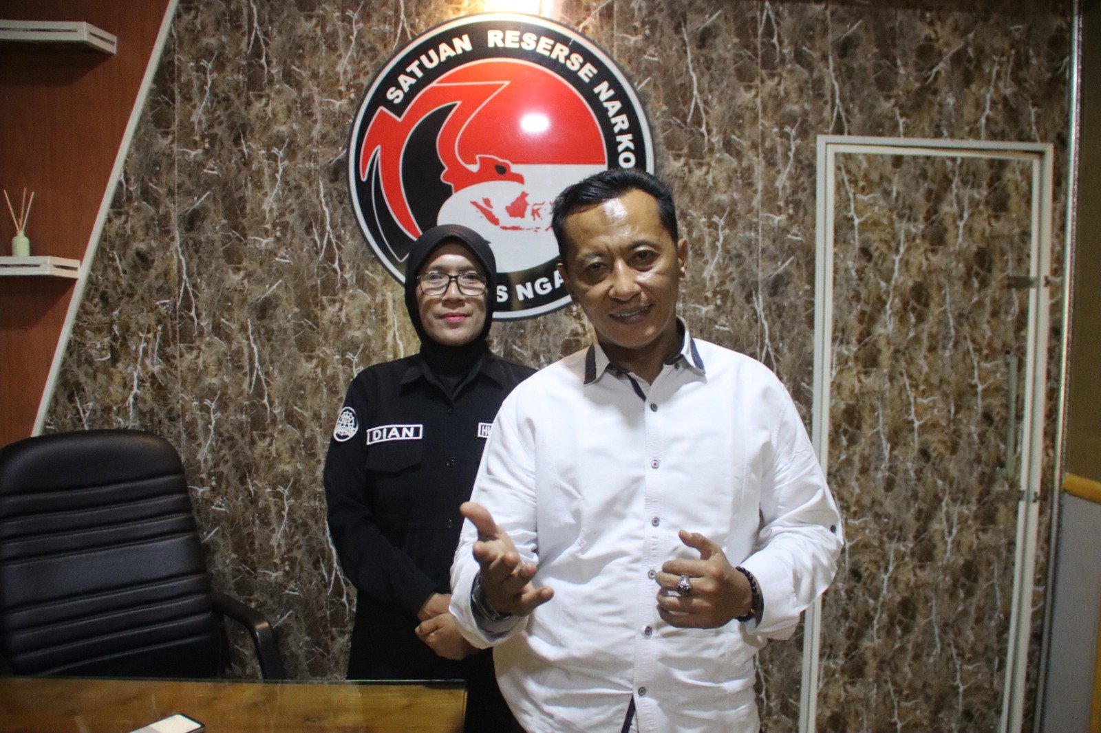 Barang bukti 205 pil berlogo LL dan tersangka yang diamankan Satresnarkoba Polres Ngawi.