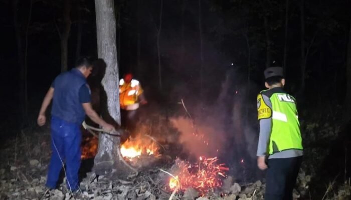 Cek Informasi Karhutla dari Media Sosial, Polisi Ngawi Temukan Titik Api dan Langsung Padamkan