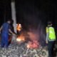 Petugas kepolisian dan Perhutani saat melakukan pengecekan serta pemadaman titik api karhutla di Ngawi.
