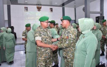 Dandim 0802/Ponorogo Letkol Arh Farauk Saputra memimpin laporan korps kenaikan pangkat personel.