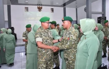 Dandim 0802/Ponorogo Letkol Arh Farauk Saputra memimpin laporan korps kenaikan pangkat personel.