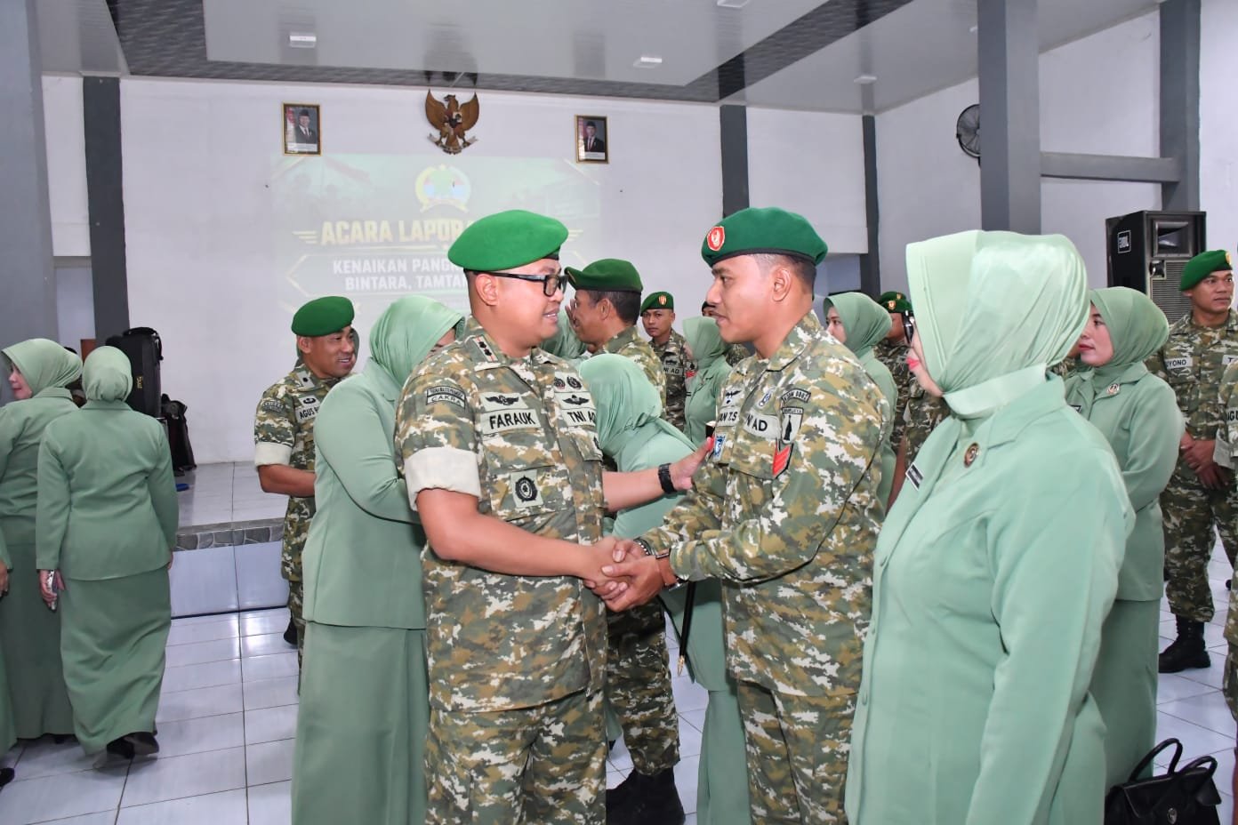Dandim 0802/Ponorogo Letkol Arh Farauk Saputra memimpin laporan korps kenaikan pangkat personel.