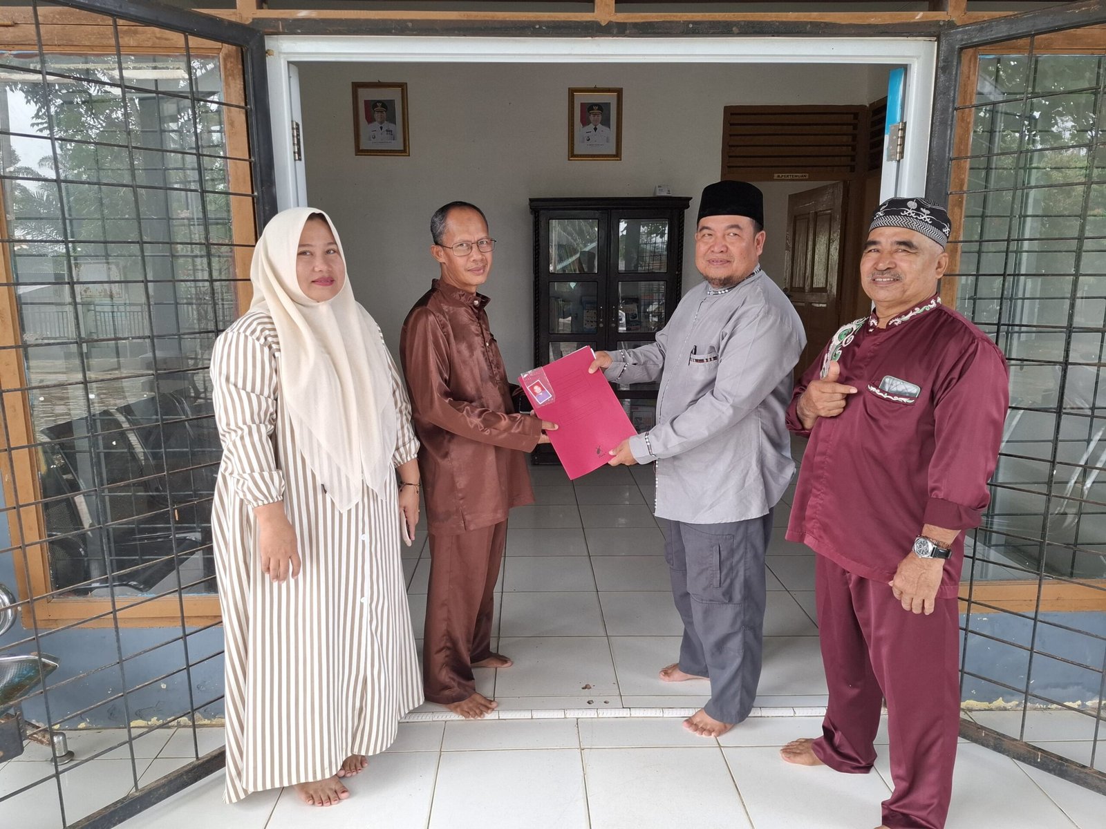 H. Muhammad Rasid saat memaparkan gagasan pencalonan Kepala Desa Terbangiang di Pelalawan.