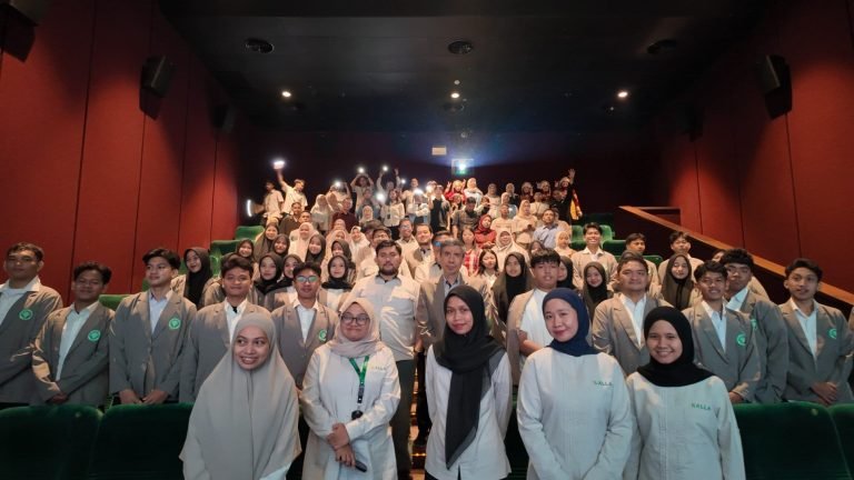 Suasana meriah penyambutan mahasiswa baru Kalla Institute di Bioskop XXI Nipah Mall Makassar.