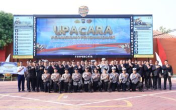 73 Personel Polres Ngawi Terima Penghargaan, Kapolres: Jadikan Motivasi untuk Terus Berprestasi Kapolres Ngawi saat menyerahkan piagam penghargaan kepada anggota berprestasi di Lapangan Apel Polres Ngawi.