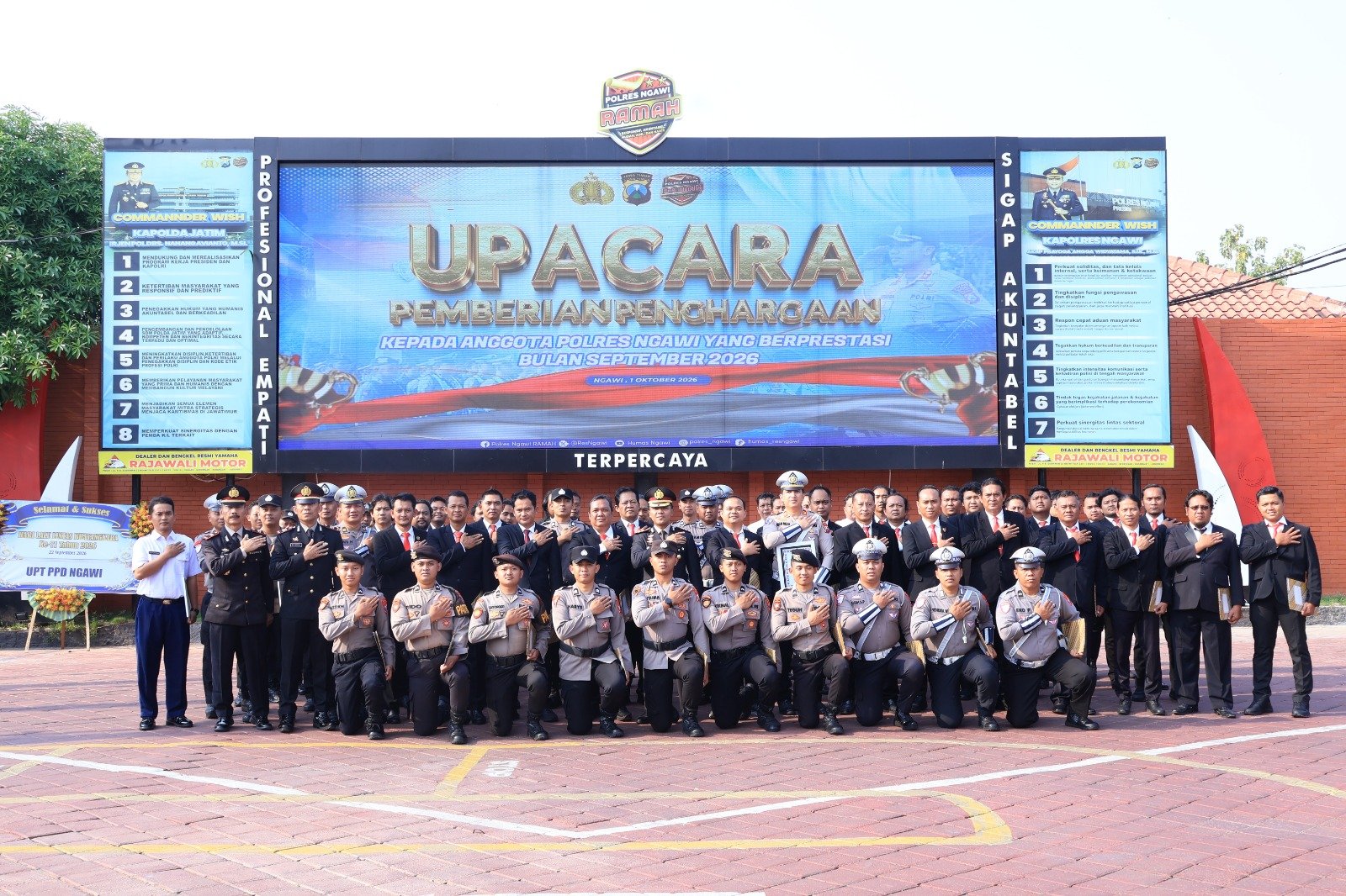 Kapolres Ngawi saat menyerahkan piagam penghargaan kepada anggota berprestasi di Lapangan Apel Polres Ngawi.