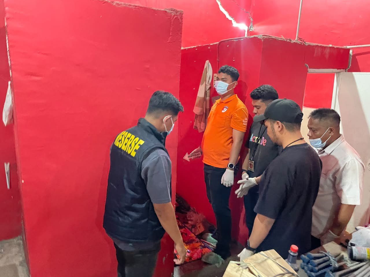 Garis polisi terpasang di lokasi toko bangunan tempat terjadinya dugaan pembunuhan di Menganti, Gresik.
