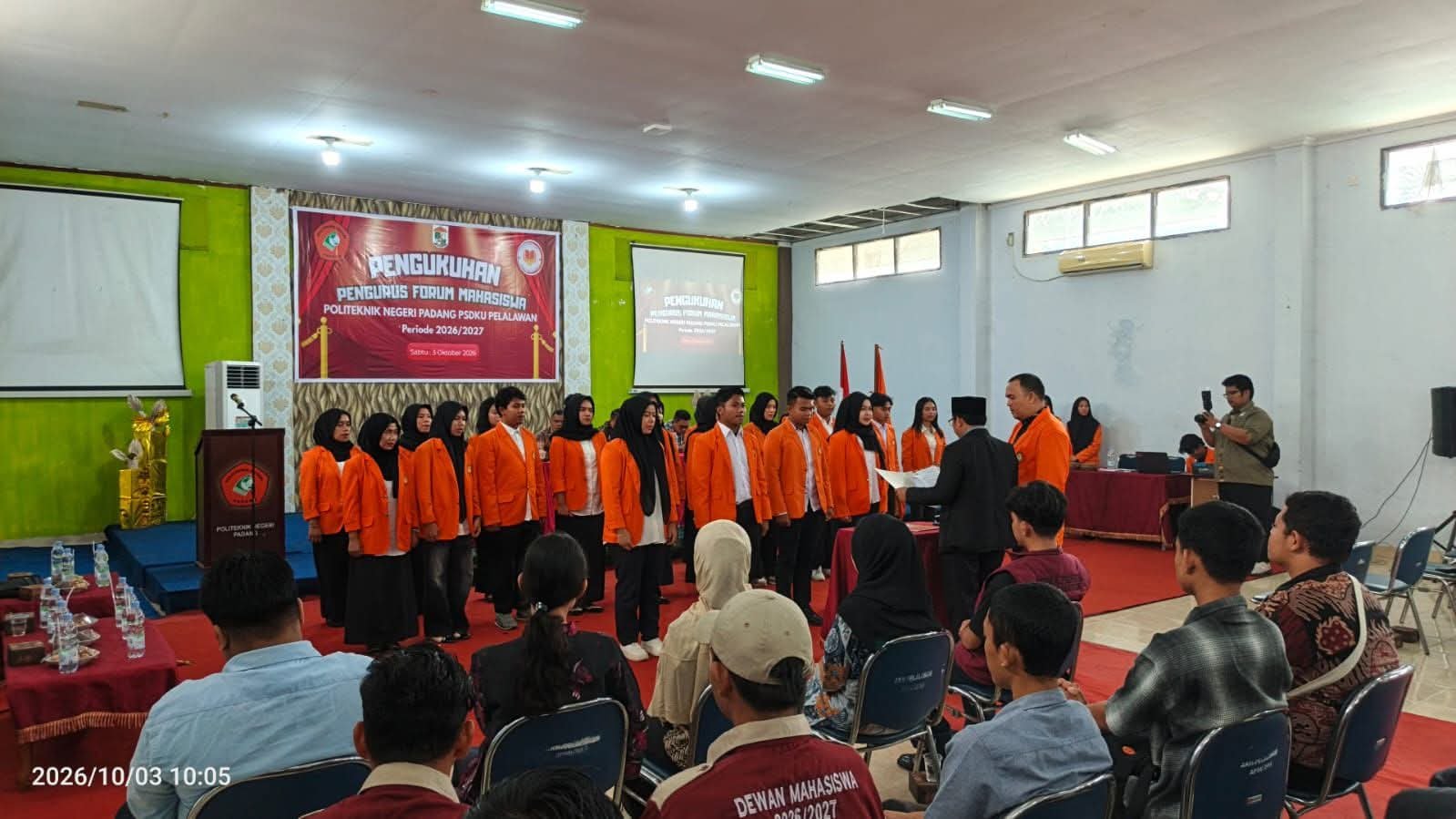Prosesi pengukuhan pengurus Forum Mahasiswa PSDKU PNP Kampus Pelalawan periode 2026–2027.