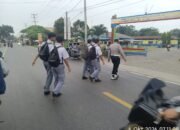 Pengaturan Lalu-lintas pagi hari memberikan pelayanan kepada anak-anak Sekolah dan masyarakat Pengguna Jalan