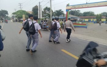 Pengaturan Lalu-lintas pagi hari memberikan pelayanan kepada anak-anak Sekolah dan masyarakat Pengguna Jalan