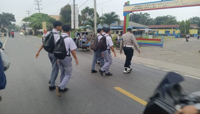 Pengaturan Lalu-lintas pagi hari memberikan pelayanan kepada anak-anak Sekolah dan masyarakat Pengguna Jalan
