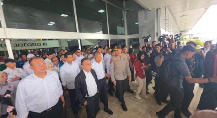 Kapolri Jenderal Suyudi Ario Seto saat turun langsung menemui massa aksi buruh di Jakarta.