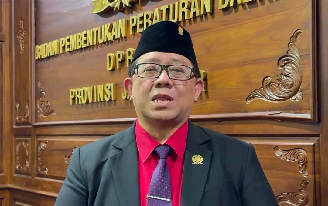 Ketua Bapemperda DPRD Jatim Yordan M. Batara Goa saat menyampaikan desakan pemblokiran judi daring.