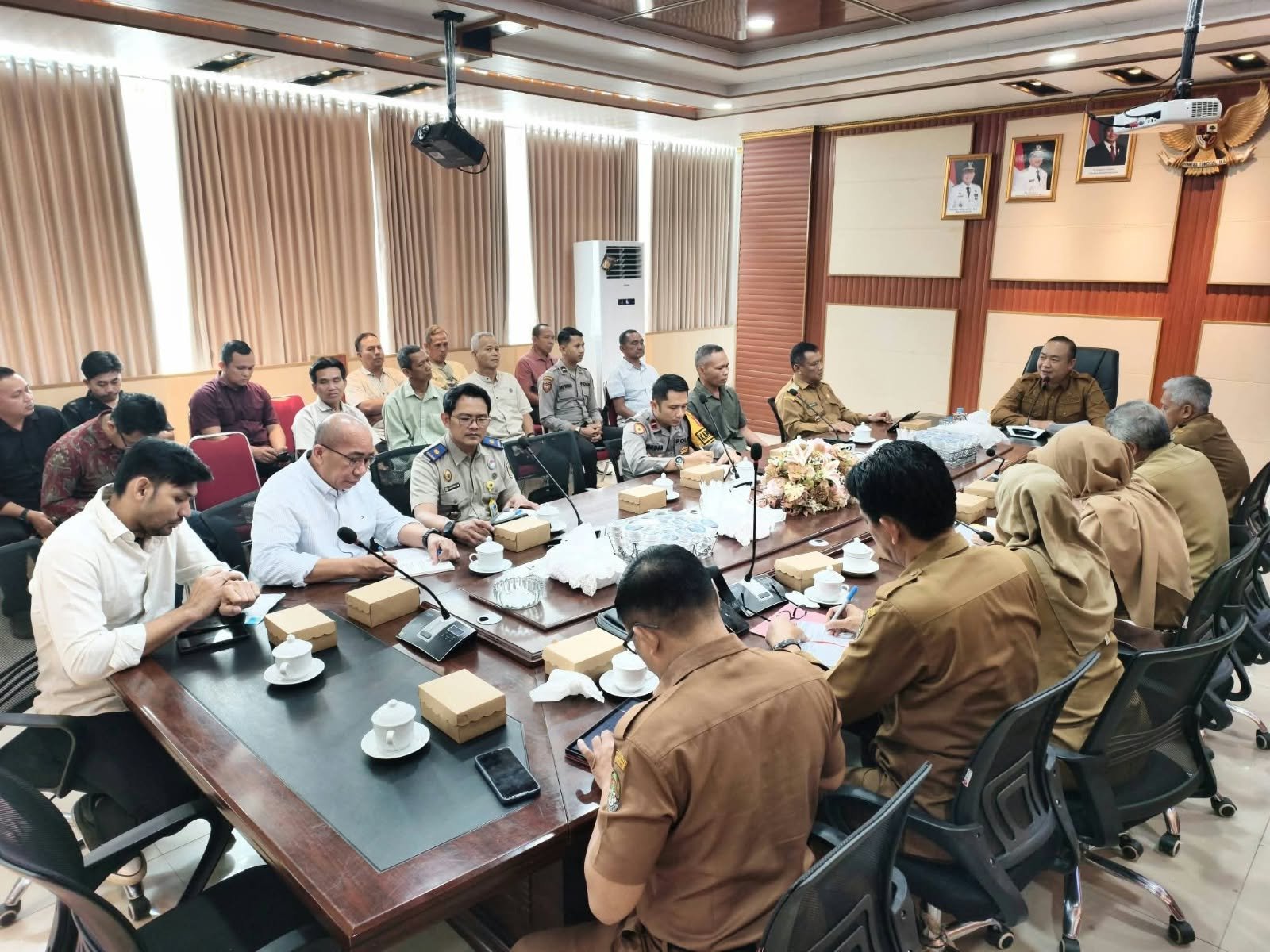 Suasana finalisasi kesepakatan konflik PT RSM dan warga Segar Wangi di Ruang Rapat Bupati Ketapang.