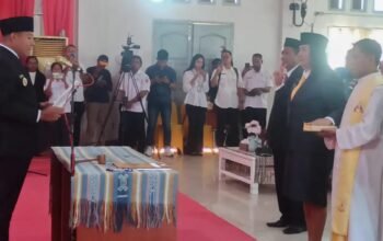 Bupati Sikka Juventus Prima Yoris Kago saat melantik Femy Bapa sebagai Sekretaris Daerah Kabupaten Sikka di Maumere.