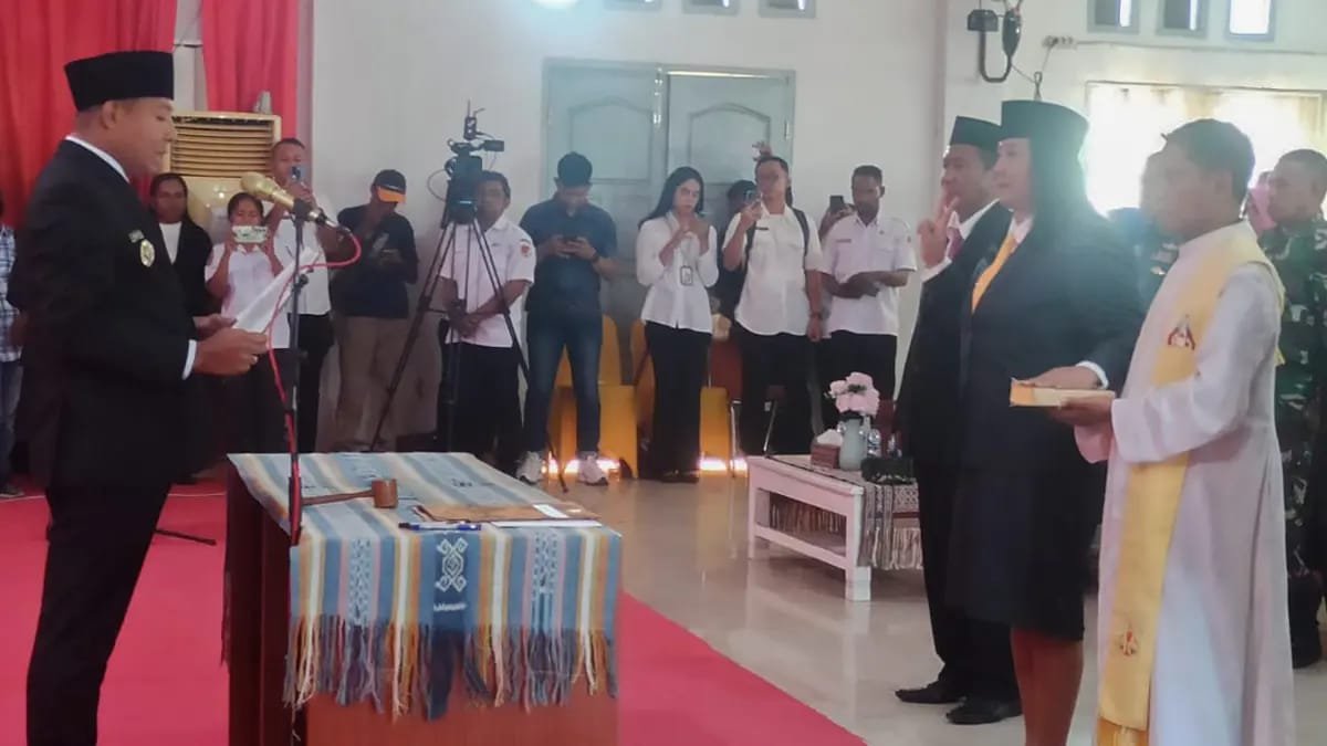 Bupati Sikka Juventus Prima Yoris Kago saat melantik Femy Bapa sebagai Sekretaris Daerah Kabupaten Sikka di Maumere.
