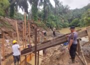 Pastikan Pembangunan Berjalan, Polsek Salapian Monitoring Jembatan Merah Putih