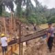 Pastikan Pembangunan Berjalan, Polsek Salapian Monitoring Jembatan Merah Putih