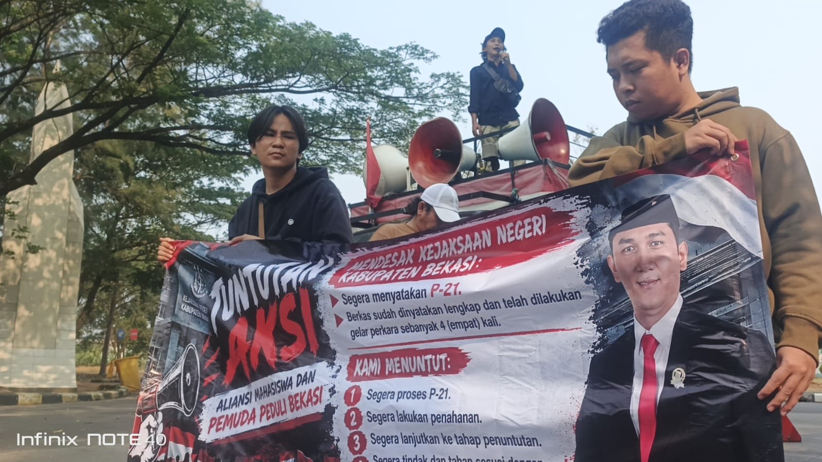 Pengurus FORDA Kabupaten Bekasi saat menyampaikan desakan transparansi hukum perkara Jiovanno Nahampun.