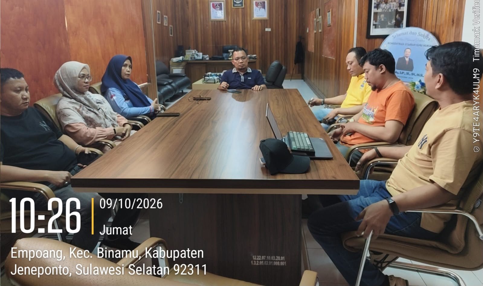 Kepala Dinas Dukcapil Jeneponto Dr. Mustaufiq memimpin rapat evaluasi layanan publik.