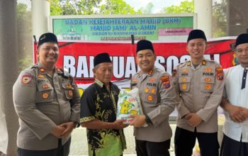 Kapolres Langkat Sambangi Masjid Jamik Al Amin, Serahkan Bansos dan Serap Aspirasi Warga IMG-20261009-WA0039(1)