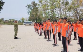Babinsa Koramil 03 Babadan Sertu Suyadi memberikan instruksi Latihan PBB kepada siswa SMPN 2 Babadan Ponorogo.