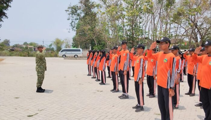 Tanamkan Disiplin dan Jiwa Kepemimpinan, Babinsa Kodim Ponorogo Gembleng Siswa Lewat LDK dan PBB