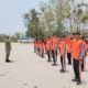Babinsa Koramil 03 Babadan Sertu Suyadi memberikan instruksi Latihan PBB kepada siswa SMPN 2 Babadan Ponorogo.