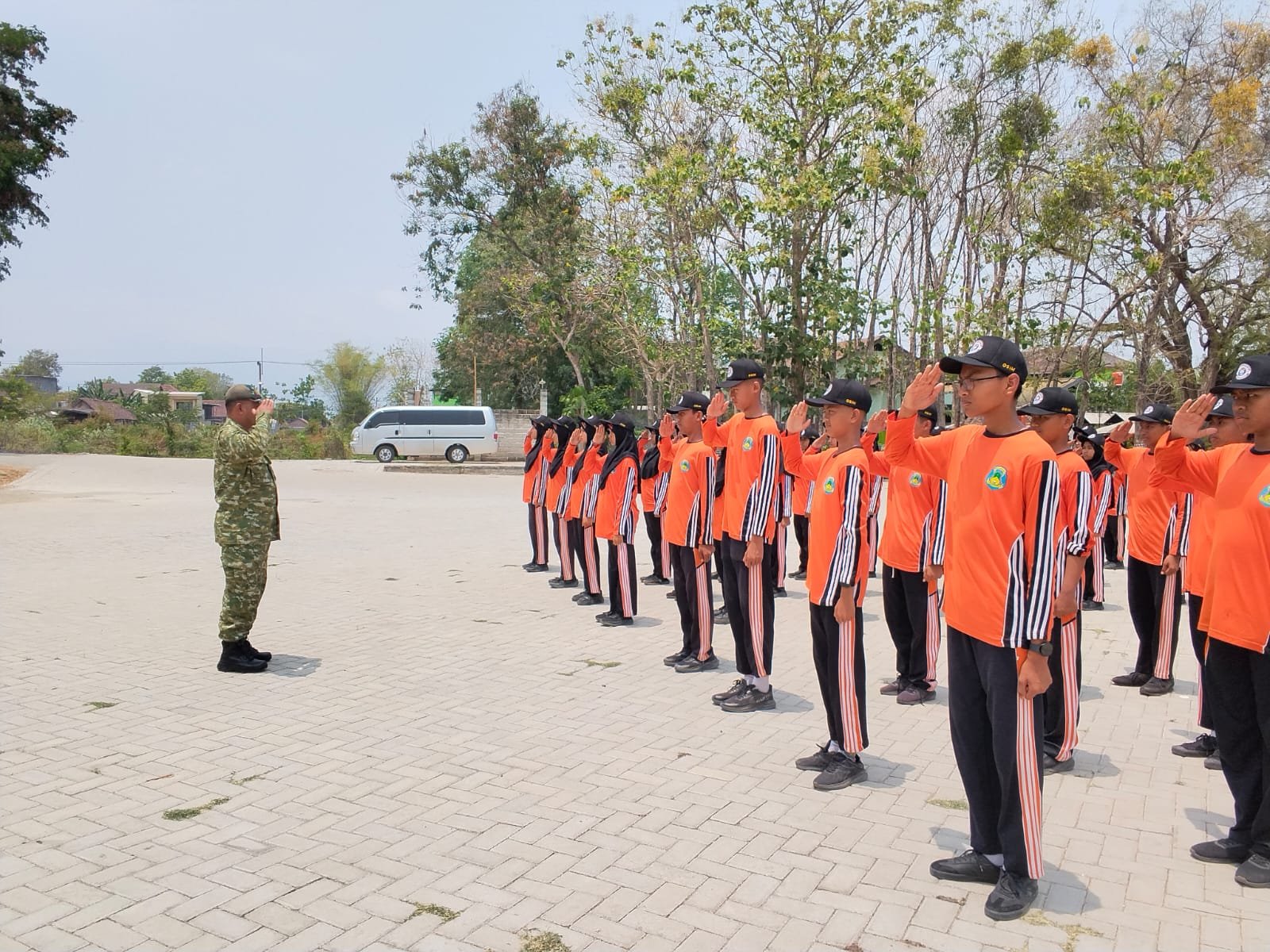 Babinsa Koramil 03 Babadan Sertu Suyadi memberikan instruksi Latihan PBB kepada siswa SMPN 2 Babadan Ponorogo.