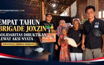 Komandan Brigade Joxzin Korwil Purworejo Kelik Suharyanto menyerahkan bantuan paket sembako kepada warga penerima manfaat.