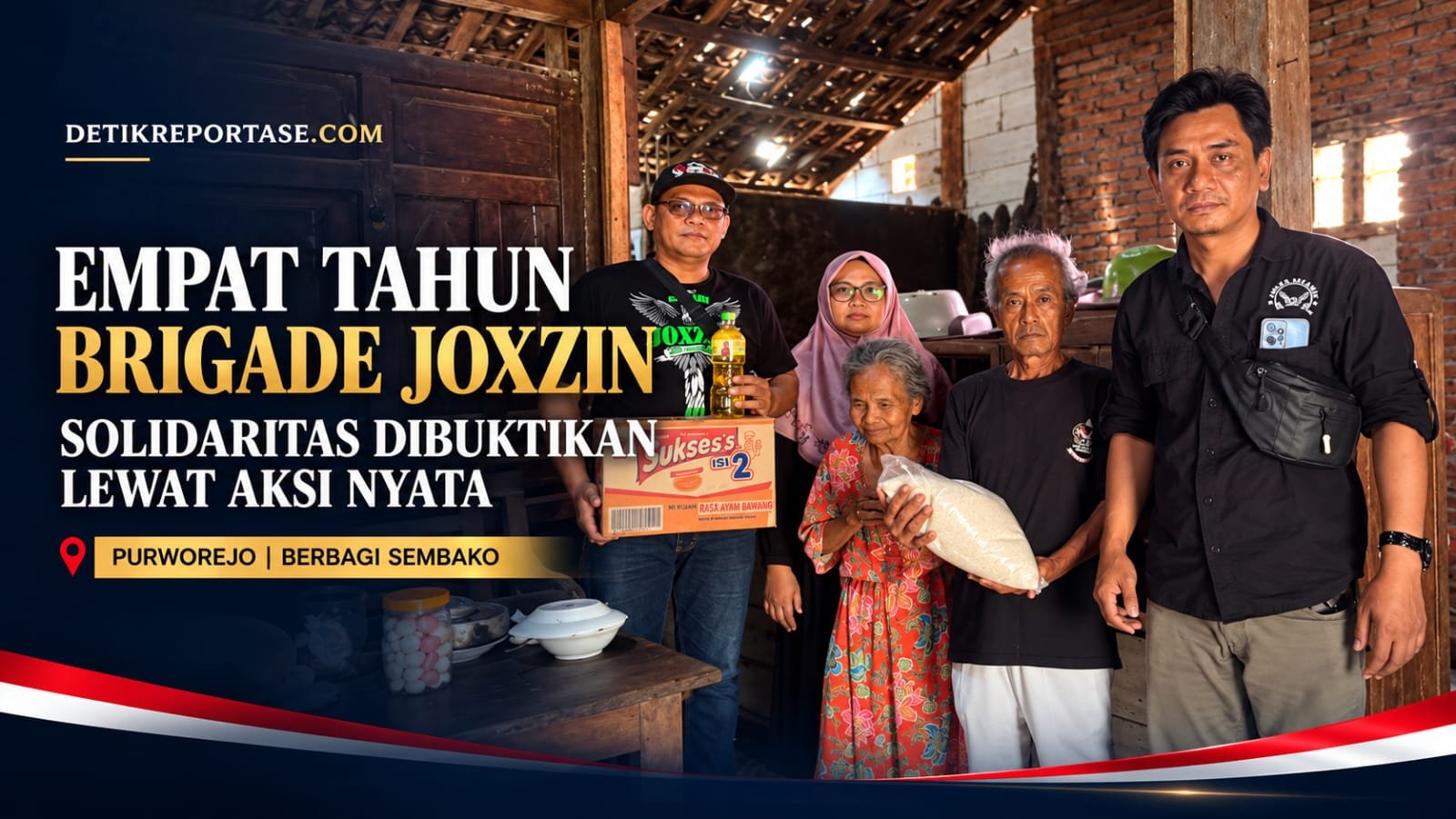 Komandan Brigade Joxzin Korwil Purworejo Kelik Suharyanto menyerahkan bantuan paket sembako kepada warga penerima manfaat.