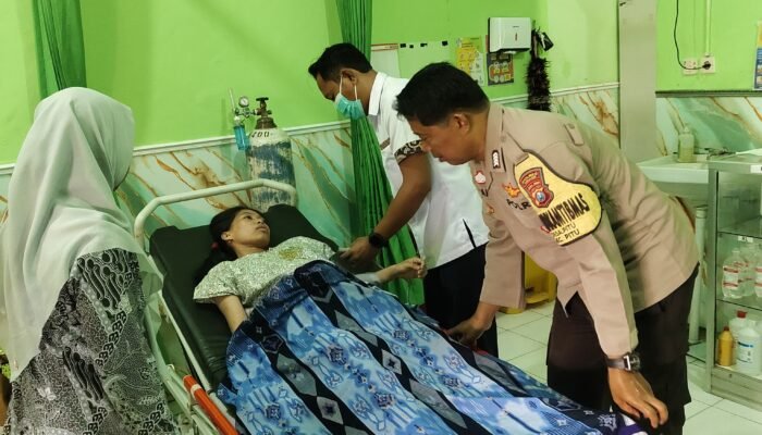 Respon Cepat Polisi Ngawi, Bantu Ibu Hamil 9 Bulan Terjatuh ke Puskesmas Pitu