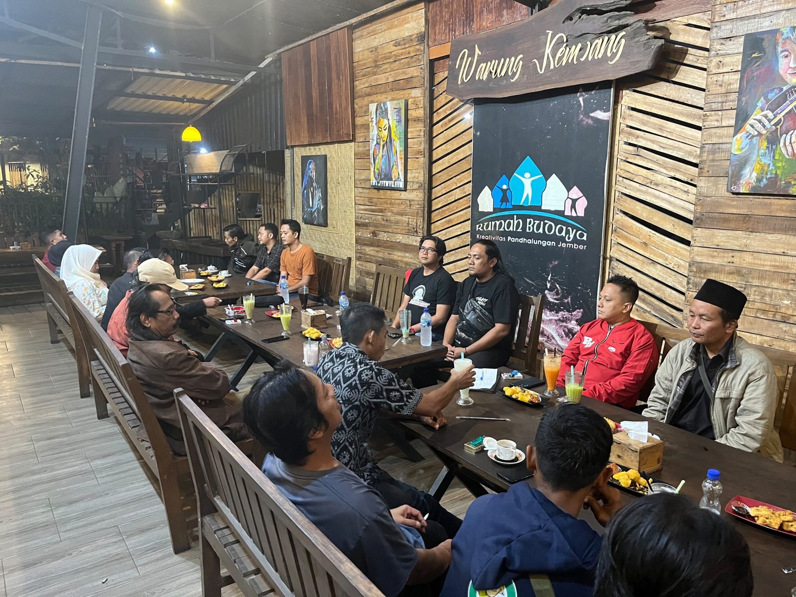 Suasana rapat konsolidasi internal PAC PDI Perjuangan Kecamatan Ajung yang dihadiri Candra Arifiyanto dan Hadi Supaat di Warung Kembang Pancakarya.