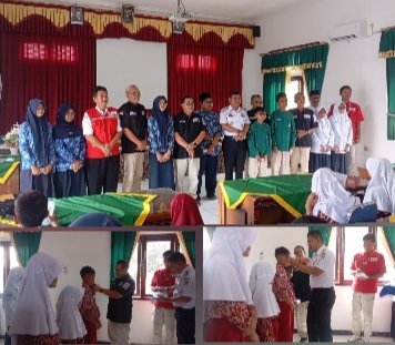Ketua PMI Kabupaten Cilacap Farid Ma'ruf menyerahkan bantuan kacamata gratis kepada salah satu siswa di Sidareja.
