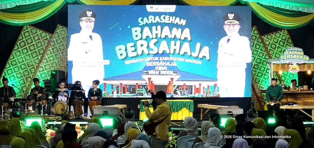 Bupati Madiun H. Hari Wuryanto bersama Wakil Bupati dr. Purnomo Hadi dan Kepala Dinas Pertanian Ndaru Kendaryanto dalam acara Bahana Bersahaja di Desa Sidomulyo.