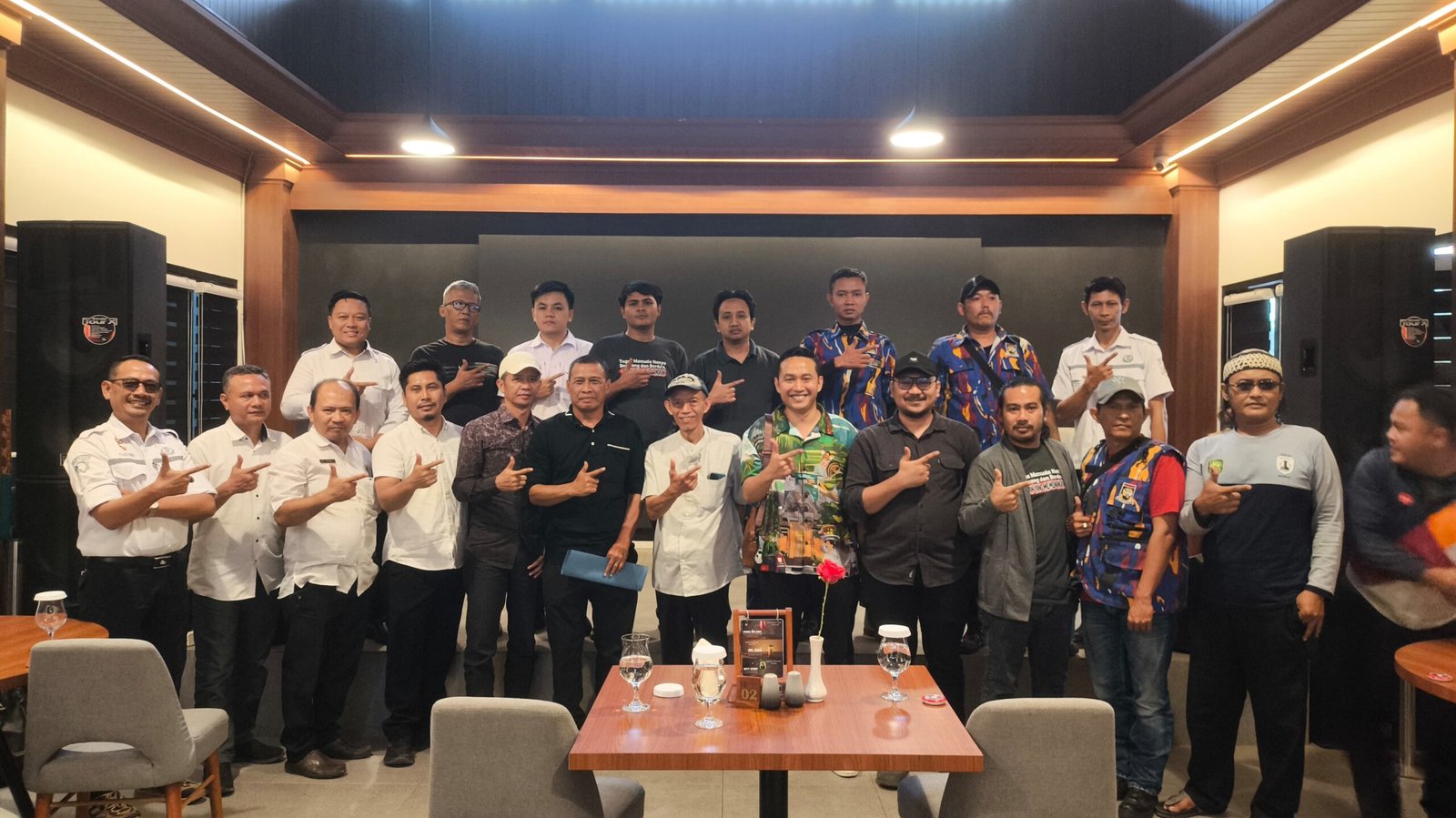 Narasumber dan peserta seminar Forum Masyarakat Subang Bersatu (FMSB) saat membedah persoalan lingkungan PT CMM di Cafe 88 Society Subang.