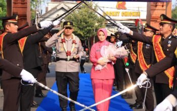 Momen jabat tangan serah terima jabatan antara Kapolres Ngawi baru AKBP Mohammad Amirul Hakim dan pejabat lama AKBP Prayoga Angga Widyatama.