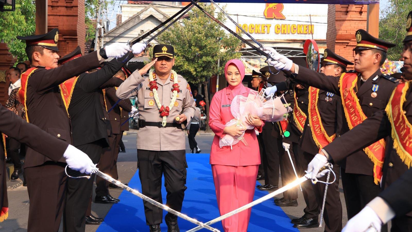 Momen jabat tangan serah terima jabatan antara Kapolres Ngawi baru AKBP Mohammad Amirul Hakim dan pejabat lama AKBP Prayoga Angga Widyatama.