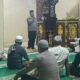 Perwira Polres Bengkayang AKP Tri Teguh Mulyono menyampaikan himbauan Kamtibmas usai Shalat Subuh di Masjid Agung Syuhada Bengkayang.