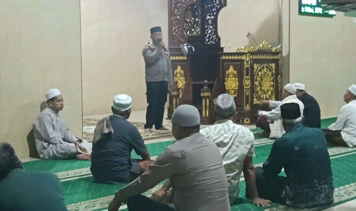 Perwira Polres Bengkayang AKP Tri Teguh Mulyono menyampaikan himbauan Kamtibmas usai Shalat Subuh di Masjid Agung Syuhada Bengkayang.