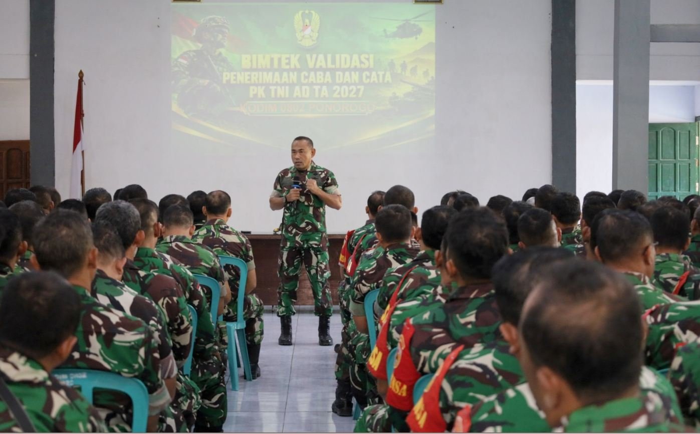 Kasdim 0802/Ponorogo Mayor Inf Agus Budi C memberikan pengarahan Bimtek Validasi Caba dan Cata PK TNI AD 2027 kepada para Babinsa di Gedung Paraduta